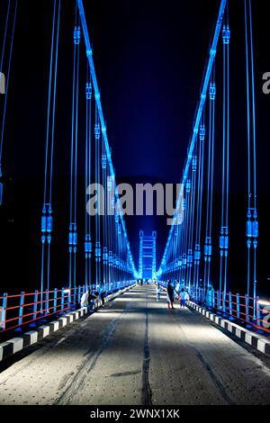 Farbenfrohe Dobra Chanti Hängebrücke über den Tehri See. Nachtblick auf die Dobra-Chanti-Brücke. Die 725 Meter lange Hängebrücke Dobra Chanti Stockfoto