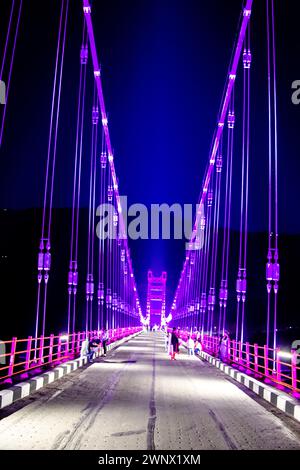 Farbenfrohe Dobra Chanti Hängebrücke über den Tehri See. Nachtblick auf die Dobra-Chanti-Brücke. Die 725 Meter lange Hängebrücke Dobra Chanti Stockfoto