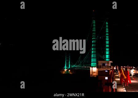 Farbenfrohe Dobra Chanti Hängebrücke über den Tehri See. Nachtblick auf die Dobra-Chanti-Brücke. Die 725 Meter lange Hängebrücke Dobra Chanti Stockfoto