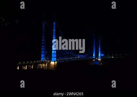 Farbenfrohe Dobra Chanti Hängebrücke über den Tehri See. Nachtblick auf die Dobra-Chanti-Brücke. Die 725 Meter lange Hängebrücke Dobra Chanti Stockfoto