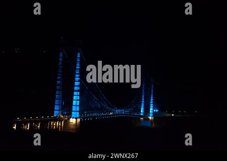 Farbenfrohe Dobra Chanti Hängebrücke über den Tehri See. Nachtblick auf die Dobra-Chanti-Brücke. Die 725 Meter lange Hängebrücke Dobra Chanti Stockfoto