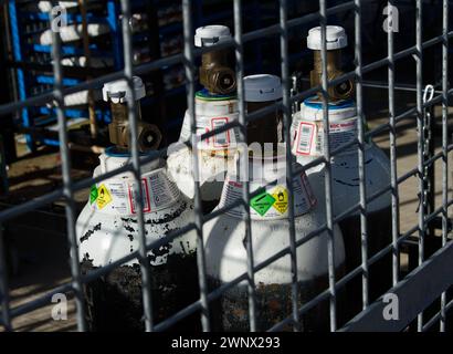 Flaschen von BOC-Druckgasflaschen für medizinische Zwecke in Einem Schutzkäfig aus Metall, Bournemouth Hospital UK Stockfoto