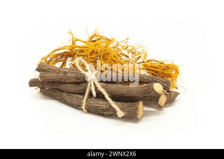 Süßholzwurzel und Faser isoliert auf weißem Hintergrund ( glycyrrhiza glabra ) Stockfoto