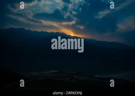 Blick auf die Tehri Berge bei Sonnenaufgang. Landschaft Sonnenaufgang über Tehri See, Uttarakhand. Der Tehri-Staudamm, der höchste Staudamm Indiens, und der Tehri-Staudamm ist Asiens größter Mann Stockfoto