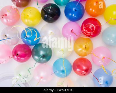 Ballons an einer weißen Decke Stockfoto