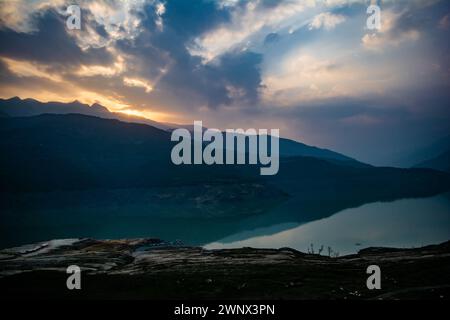 Blick auf die Tehri Berge bei Sonnenaufgang. Landschaft Sonnenaufgang über Tehri See, Uttarakhand. Der Tehri-Staudamm, der höchste Staudamm Indiens, und der Tehri-Staudamm ist Asiens größter Mann Stockfoto