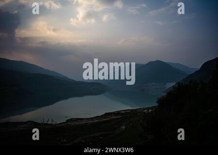 Blick auf die Tehri Berge bei Sonnenaufgang. Landschaft Sonnenaufgang über Tehri See, Uttarakhand. Der Tehri-Staudamm, der höchste Staudamm Indiens, und der Tehri-Staudamm ist Asiens größter Mann Stockfoto