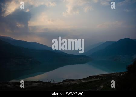 Blick auf die Tehri Berge bei Sonnenaufgang. Landschaft Sonnenaufgang über Tehri See, Uttarakhand. Der Tehri-Staudamm, der höchste Staudamm Indiens, und der Tehri-Staudamm ist Asiens größter Mann Stockfoto