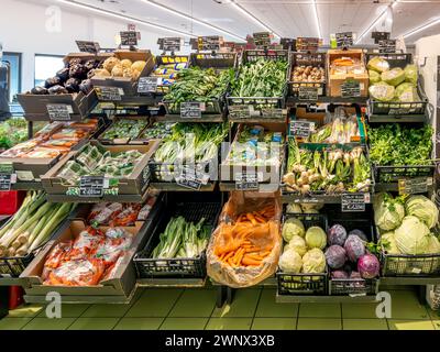 Italien - 4. März 2024: Gemüse in Kisten am Stand zum Verkauf im italienischen Supermarkt Stockfoto