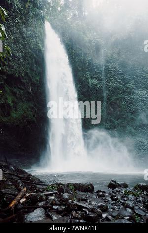 Nungnung Wasserfall mit starker Strömung in Indonesien. Einer der mächtigsten Wasserfälle in Bali Stockfoto