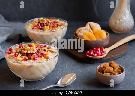 Traditionelles türkisches köstliches gemischtes Dessert, ashura (aura) mit Granatapfelkernen, Walnuss, Aprikose, Noah's Pudding Stockfoto