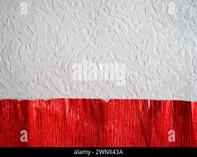 Wellpapier in Rot. Unebene Oberfläche. Abstrakter Hintergrund. Gewellte Kanten des Papierbogens. Lichtverlauf Stockfoto