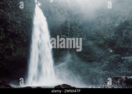 Nungnung Wasserfall mit kraftvollem Fluss. Einer der mächtigsten Wasserfälle in Bali Stockfoto