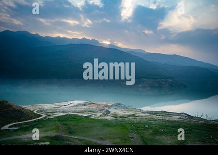 Blick auf die Tehri Berge bei Sonnenaufgang. Landschaft Sonnenaufgang über Tehri See, Uttarakhand. Der Tehri-Staudamm, der höchste Staudamm Indiens, und der Tehri-Staudamm ist Asiens größter Mann Stockfoto