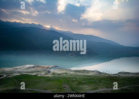 Blick auf die Tehri Berge bei Sonnenaufgang. Landschaft Sonnenaufgang über Tehri See, Uttarakhand. Der Tehri-Staudamm, der höchste Staudamm Indiens, und der Tehri-Staudamm ist Asiens größter Mann Stockfoto