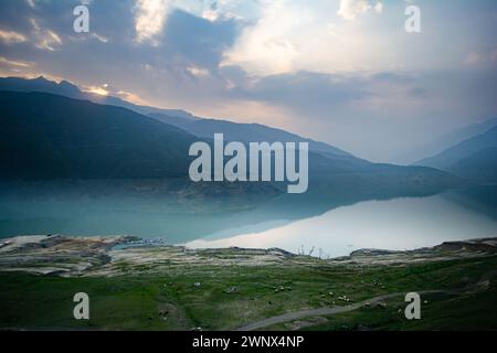 Blick auf die Tehri Berge bei Sonnenaufgang. Landschaft Sonnenaufgang über Tehri See, Uttarakhand. Der Tehri-Staudamm, der höchste Staudamm Indiens, und der Tehri-Staudamm ist Asiens größter Mann Stockfoto