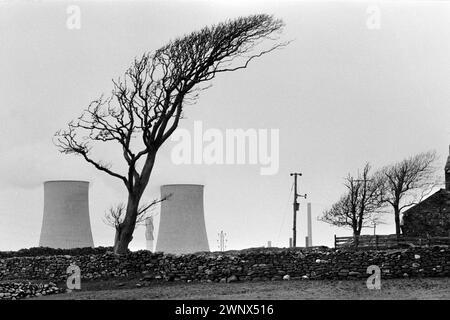 Calder Hall Farmland Nuclear Power Cooling Towers in Windscale und Calder Nuclear Processing Plant, British Nuclear Fuels. Jetzt bekannt als Sellafield. Die verlassene Calder Hall Farm und die Gebäude. Windscale, Cumbria, England 1983. HOMER SYKES AUS DEN 1980ER JAHREN Stockfoto