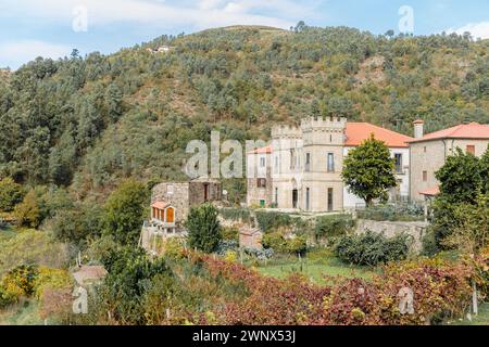 Sistelo, Viana do Castelo, Portugal - 18. Oktober 2020: Blick auf das Zentrum des touristischen Dorfes, das im Herbst als das kleine Tibet Portugals bezeichnet wird Stockfoto