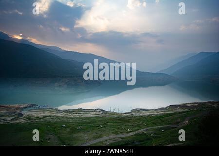 Blick auf die Tehri Berge bei Sonnenaufgang. Landschaft Sonnenaufgang über Tehri See, Uttarakhand. Der Tehri-Staudamm, der höchste Staudamm Indiens, und der Tehri-Staudamm ist Asiens größter Mann Stockfoto