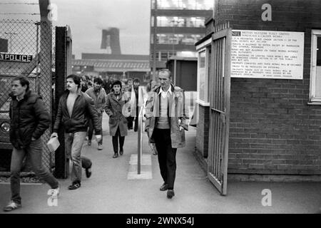 Calder Hall Atomindustrie. Windscale und Calder Nuclear Processing Plant, British Nuclear Fuels. Männer verlassen ihre Arbeit am Ende einer Schicht am Haupttor der Fabrik. Windscale, Cumbria, England 1983. HOMER SYKES AUS DEN 1980ER JAHREN Stockfoto