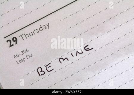 Schaltjahr am 29. Februar mit der Nachricht „Be Mine“ im Tagebuch – Schaltjahr-Vorschlag Stockfoto