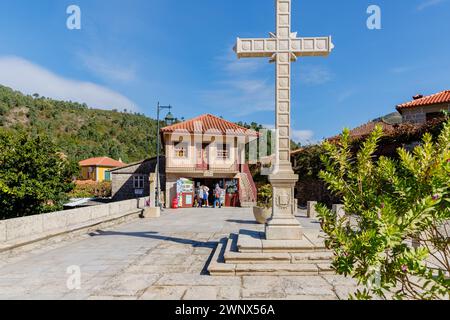 Sistelo, Viana do Castelo, Portugal - 18. Oktober 2020: Blick auf das Zentrum des touristischen Dorfes, das im Herbst als das kleine Tibet Portugals bezeichnet wird Stockfoto