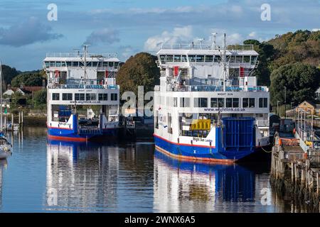 Wiglink isle of wight Fähren am Pier am Fluss bei lymington im neuen Wald warten auf die Abfahrt nach yarmouth auf der isle of wight. Fährhafen. Stockfoto