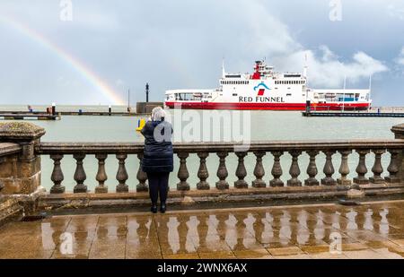 Die rote Trichterfähre auf der isle of wight fährt während der Winterfluten an der Parade an der Küste von cowes auf der isle of wight vorbei Stockfoto