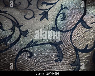 Goldener Seidenstoff mit blauen Locken. Textilien für Polster, Vorhänge und festliche Kleidung. Der Stoff ist sanft in Wellen gefaltet. Stockfoto