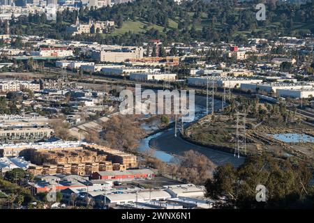 Tele-Ansicht des Los Angeles, der durch Glassell Park und Glendale in Südkalifornien führt. Stockfoto