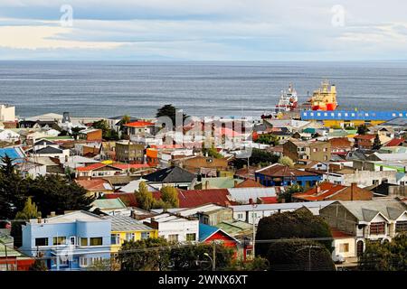 Ein Aussichtspiont in Punta Arenas bietet einen Blick auf die Stadt und den Hafen sowie auf die Straights von Magellen. Stockfoto