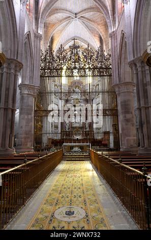 Santa Maria und San Julian Kathedrale (Gotik, Renaissance und Barock, 12. Jahrhundert und später). Im Inneren der Hauptkapelle. Castilla-La Mancha, Spanien. Stockfoto