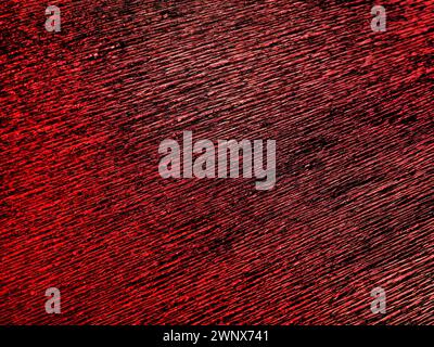 Wellpapier in Rot. Unebene Oberfläche. Abstrakter Hintergrund. Gewellte Kanten des Papierbogens. Lichtverlauf Stockfoto