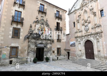 Cuenca. Seminario Conciliar de San Julian (links) und Kirche La Merced (18. Jahrhundert) auf dem Platz La Merced. Castilla-La Mancha, Spanien. Stockfoto
