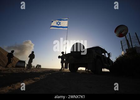 Israelische Grenze Zum Gazastreifen. März 2024. Israelische Soldaten nehmen am 4. März 2024 an militärischen Übungen in der Nähe der Grenze zum Gazastreifen Teil. Die Zahl der palästinensischen Todesopfer im Gazastreifen aufgrund der anhaltenden israelischen Angriffe ist auf 30.534, sagte das von der Hamas betriebene Gesundheitsministerium am Montag in einer Pressemitteilung. Israel hat eine große Offensive gegen die Hamas im Gazastreifen eingeleitet, um sich gegen einen Amoklauf der Hamas über die südliche israelische Grenze am 7. Oktober 2023 zu rächen, bei dem etwa 1.200 Menschen getötet und mehr als 200 Geiseln genommen wurden. Quelle: Jamal Awad/Xinhua/Alamy Live News Stockfoto