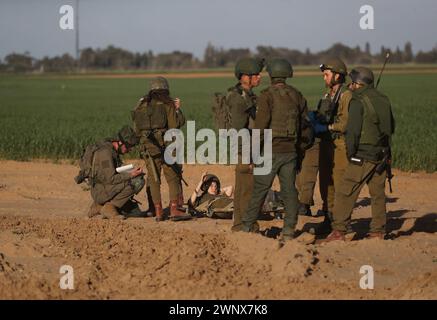 Israelische Grenze Zum Gazastreifen. März 2024. Israelische Soldaten nehmen am 4. März 2024 an militärischen Übungen in der Nähe der Grenze zum Gazastreifen Teil. Die Zahl der palästinensischen Todesopfer im Gazastreifen aufgrund der anhaltenden israelischen Angriffe ist auf 30.534, sagte das von der Hamas betriebene Gesundheitsministerium am Montag in einer Pressemitteilung. Israel hat eine große Offensive gegen die Hamas im Gazastreifen eingeleitet, um sich gegen einen Amoklauf der Hamas über die südliche israelische Grenze am 7. Oktober 2023 zu rächen, bei dem etwa 1.200 Menschen getötet und mehr als 200 Geiseln genommen wurden. Quelle: Jamal Awad/Xinhua/Alamy Live News Stockfoto