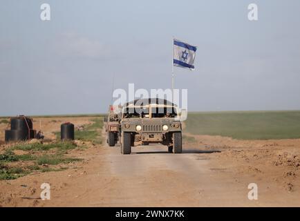 Israelische Grenze Zum Gazastreifen. März 2024. Israelische Soldaten nehmen am 4. März 2024 an militärischen Übungen in der Nähe der Grenze zum Gazastreifen Teil. Die Zahl der palästinensischen Todesopfer im Gazastreifen aufgrund der anhaltenden israelischen Angriffe ist auf 30.534, sagte das von der Hamas betriebene Gesundheitsministerium am Montag in einer Pressemitteilung. Israel hat eine große Offensive gegen die Hamas im Gazastreifen eingeleitet, um sich gegen einen Amoklauf der Hamas über die südliche israelische Grenze am 7. Oktober 2023 zu rächen, bei dem etwa 1.200 Menschen getötet und mehr als 200 Geiseln genommen wurden. Quelle: Jamal Awad/Xinhua/Alamy Live News Stockfoto