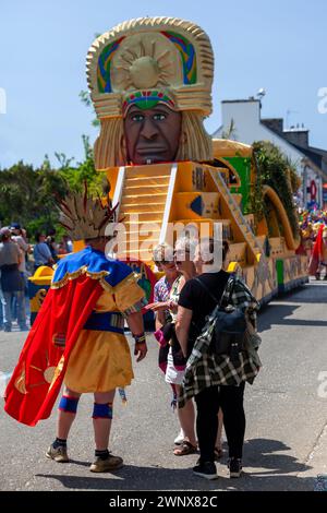 Scaër, Frankreich - 29. Mai 2023: Aztekische Flotte des Karnevals à l’ouest. Stockfoto