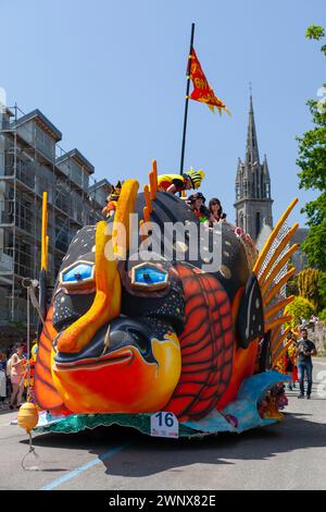 Scaër, Frankreich - 29. Mai 2023: Fantasy-Fisch-Float des Karnevals à l’ouest. Stockfoto