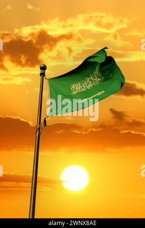 Saudiarabische Nationalflagge winkt bei Sonnenuntergang. Islamische Religionsflagge. Stockfoto