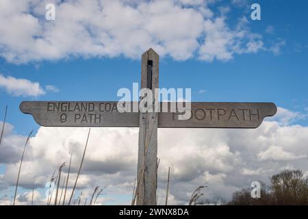 Hölzernes Schild für den Küstenpfad von England Stockfoto