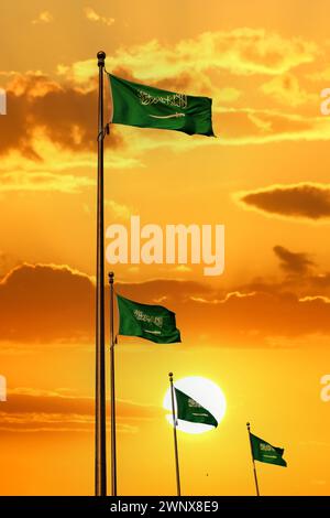 Saudiarabische Nationalflagge winkt bei Sonnenuntergang. Islamische Religionsflagge. Stockfoto