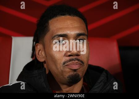 Monza, Italien. März 2024. Chris Smalling von AS Roma reagiert auf der Bank, bevor er im U-Power-Stadion in Monza ins Spiel der Serie A startet. Der Bildnachweis sollte lauten: Jonathan Moscrop/Sportimage Credit: Sportimage Ltd/Alamy Live News Stockfoto