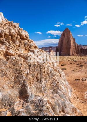 Glass Mountain und die Tempel der Sonne und des Mondes, Cathedral Road, Cathedral Valley District, Capitol Reef National Park, Torrey, Utah. Stockfoto