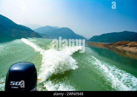 Tehri-See, Wasseroberfläche hinter einem Schnellboot im Tehri-See. Fahren Sie auf der Wasseroberfläche hinter dem Schnellboot. Rückansicht der Wellen hinter dem Spee Stockfoto