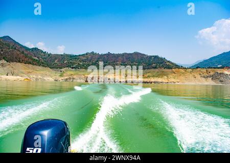 Tehri-See, Wasseroberfläche hinter einem Schnellboot im Tehri-See. Fahren Sie auf der Wasseroberfläche hinter dem Schnellboot. Rückansicht der Wellen hinter dem Spee Stockfoto