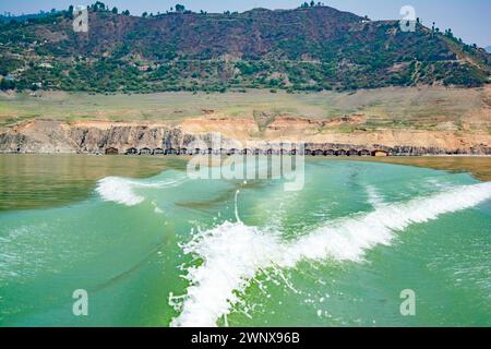 Tehri-See, Wasseroberfläche hinter einem Schnellboot im Tehri-See. Fahren Sie auf der Wasseroberfläche hinter dem Schnellboot. Rückansicht der Wellen hinter dem Spee Stockfoto