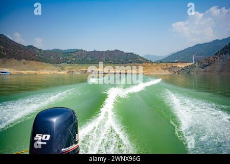 Tehri-See, Wasseroberfläche hinter einem Schnellboot im Tehri-See. Fahren Sie auf der Wasseroberfläche hinter dem Schnellboot. Rückansicht der Wellen hinter dem Spee Stockfoto