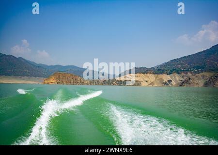 Tehri-See, Wasseroberfläche hinter einem Schnellboot im Tehri-See. Fahren Sie auf der Wasseroberfläche hinter dem Schnellboot. Rückansicht der Wellen hinter dem Spee Stockfoto