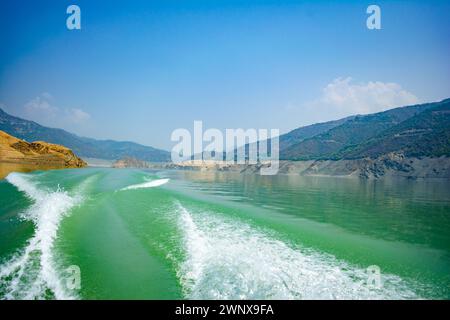 Tehri-See, Wasseroberfläche hinter einem Schnellboot im Tehri-See. Fahren Sie auf der Wasseroberfläche hinter dem Schnellboot. Rückansicht der Wellen hinter dem Spee Stockfoto